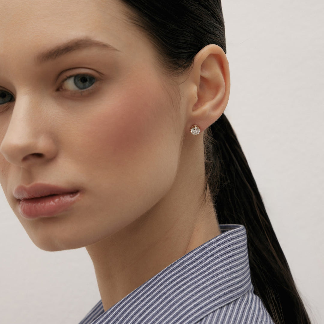 Diamond earrings in yellow gold