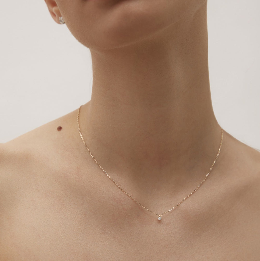 Diamond necklace in yellow gold