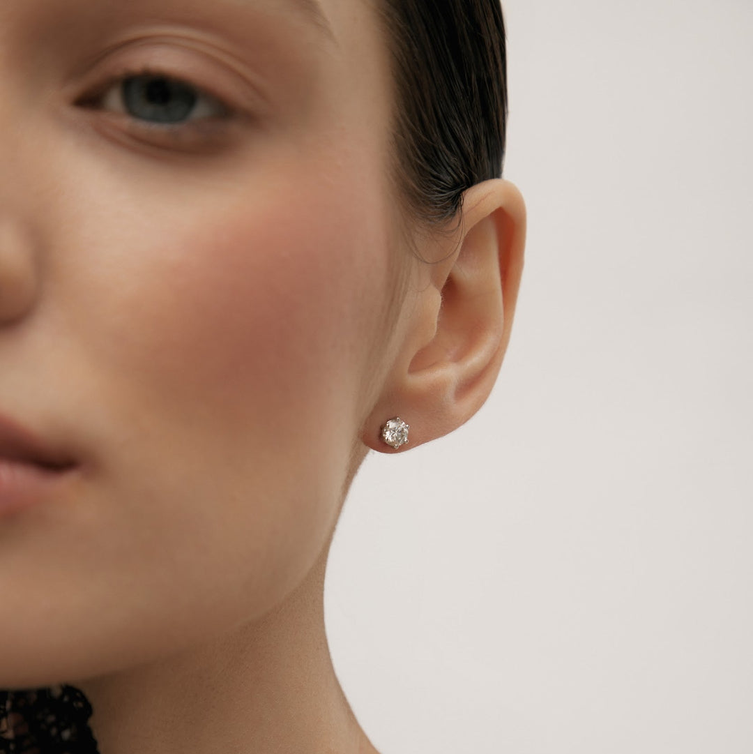 Diamond earrings in white gold