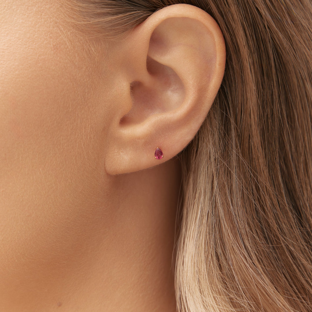 Ruby piercing in yellow gold