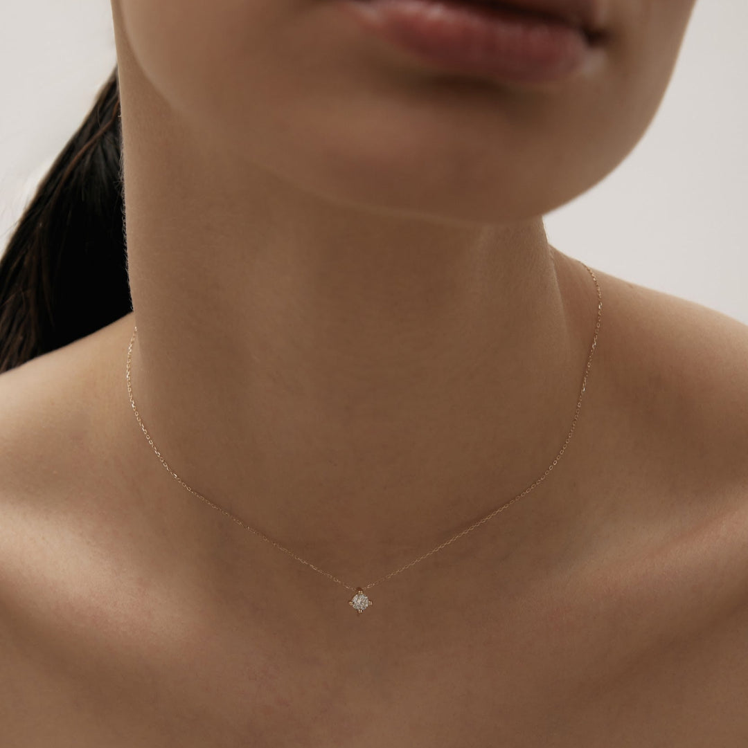 Diamond necklace in yellow gold