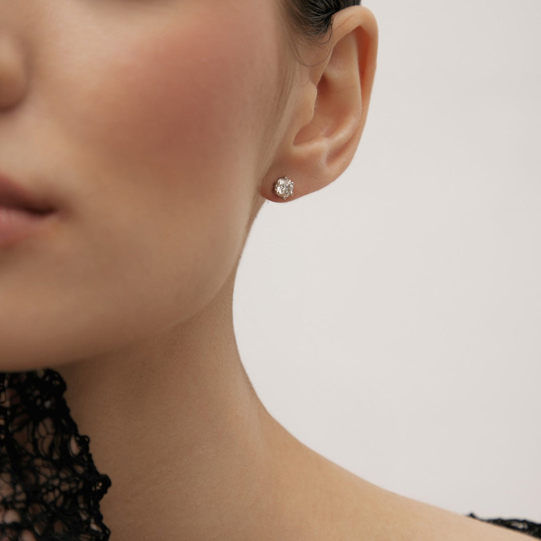 Diamond earrings in white gold
