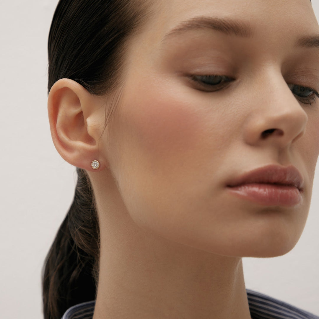 Diamond earrings in yellow gold